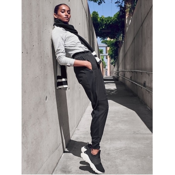 Athleta Headlands Hybrid Trek Jogger Black 8 - Picture 1 of 10